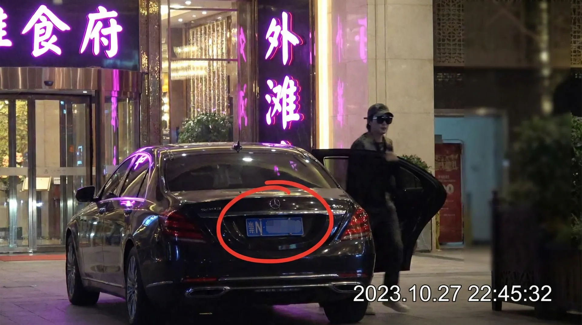 博鱼体育官网app - 豪车餐厅外被拍